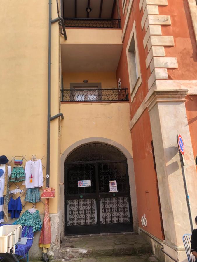La Piazzetta Apartment Капрая Екстериор снимка
